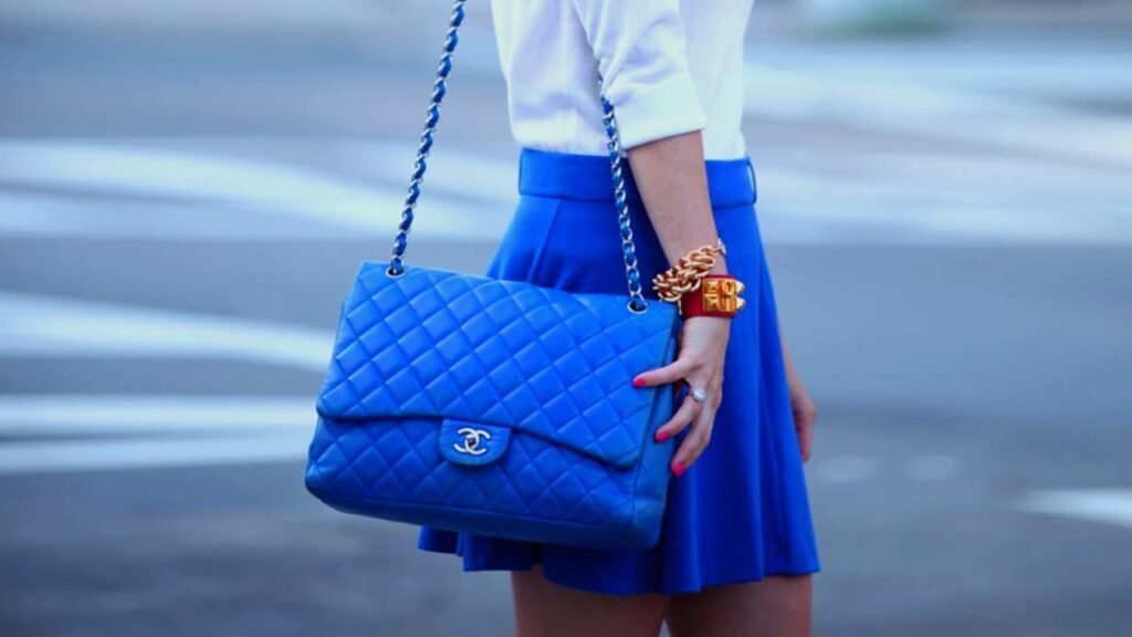 vestido azul con bolso